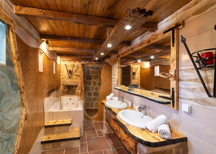 מלון Cava D'oro 3*